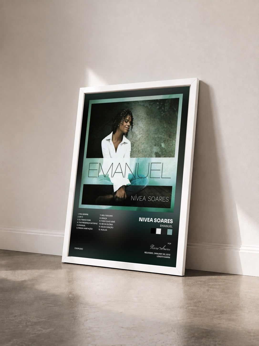 #blanc Tableau de l'album Emanuel de Nivea Soares vu de trois quarts, cadre blanc