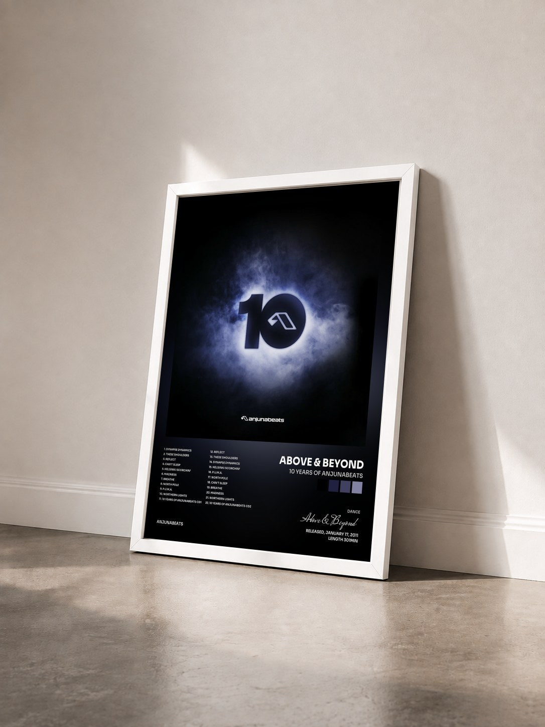 #blanc Tableau de l'album 10 Years Of Anjunabeats de Above & Beyond vu de trois quarts, cadre blanc