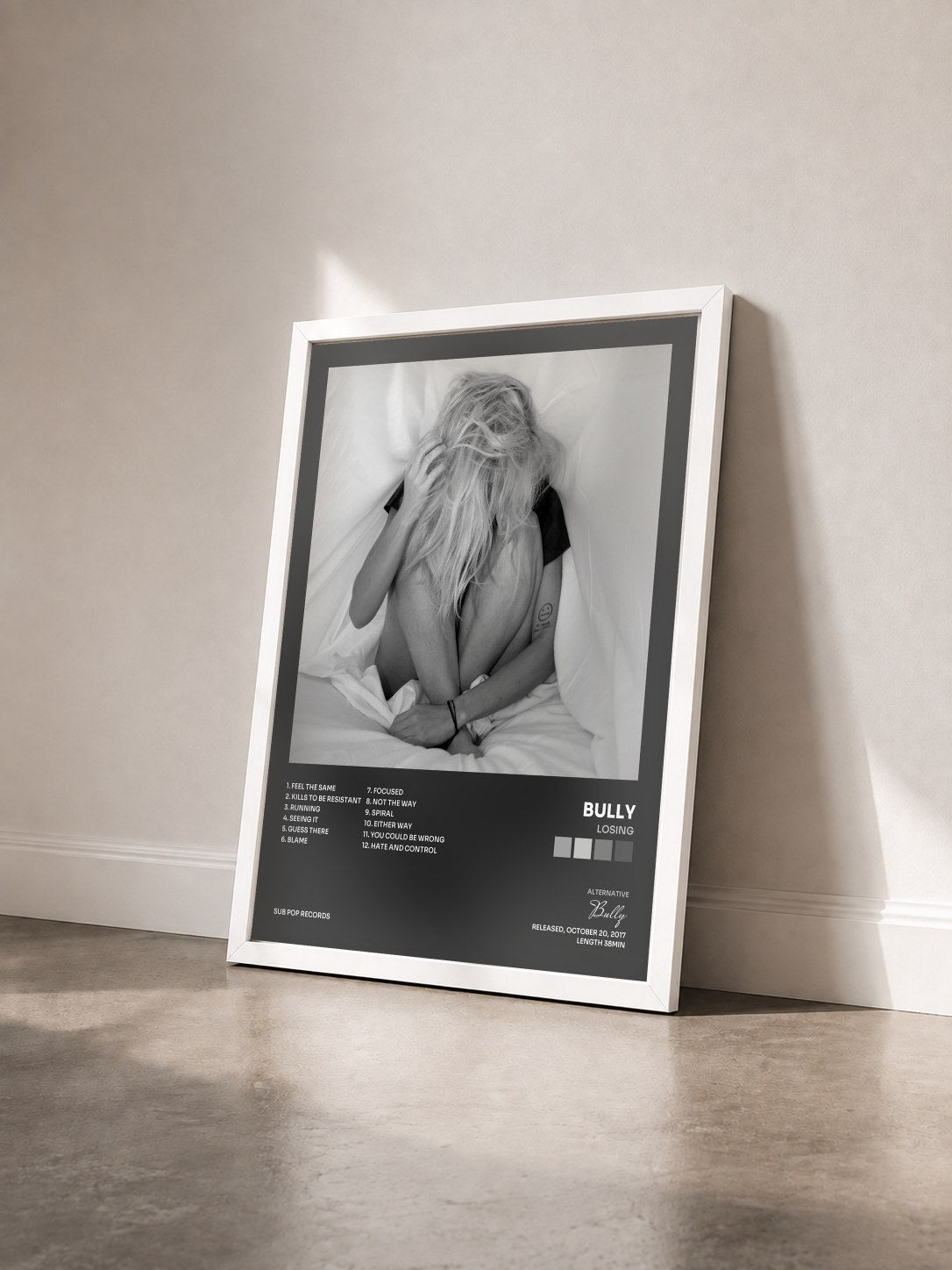 #blanc Tableau de l'album Losing de Bully vu de trois quarts, cadre blanc