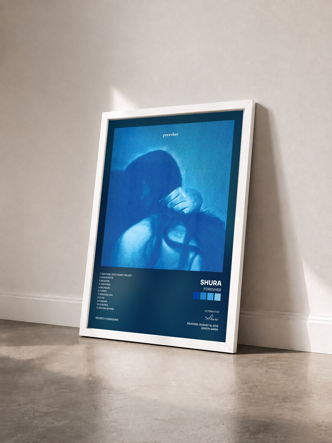 #blanc Tableau de l'album forevher de Shura vu de trois quarts, cadre blanc