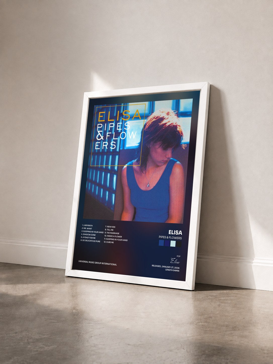 #blanc Tableau de l'album Pipes & Flowers de Elisa vu de trois quarts, cadre blanc