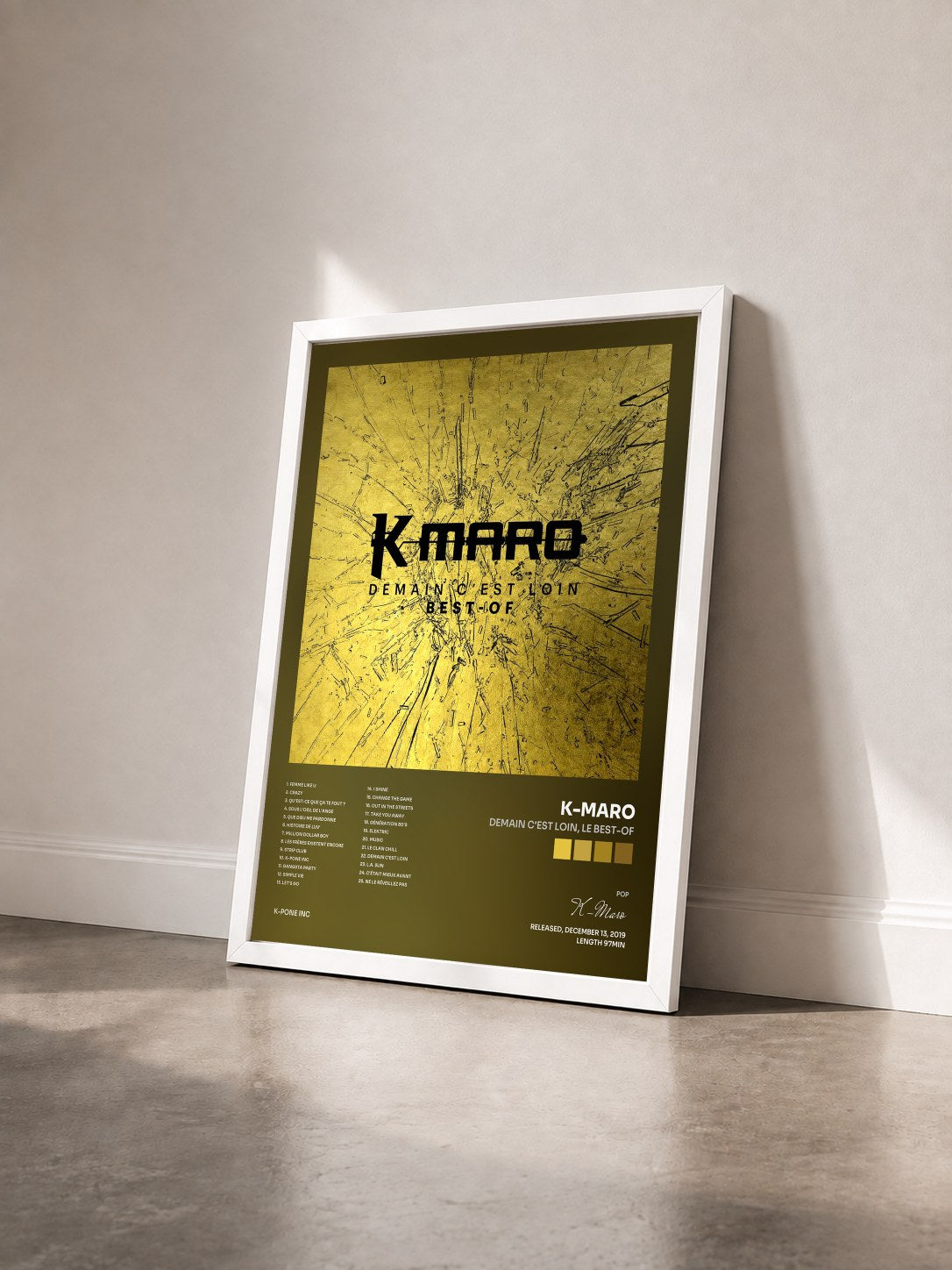 #blanc Tableau de l'album Demain c'est loin, le Best-Of de K-Maro vu de trois quarts, cadre blanc