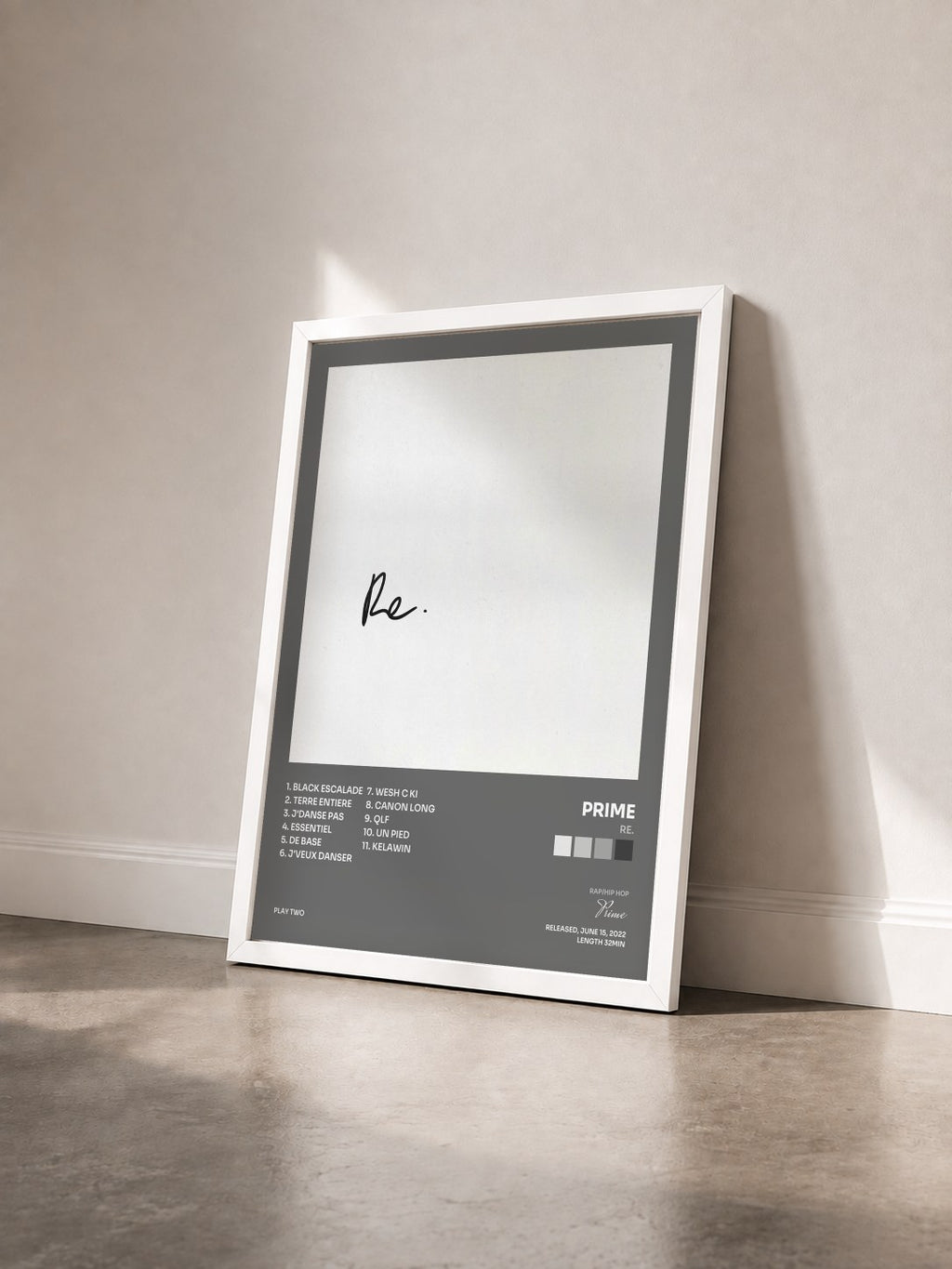 #blanc Tableau de l'album RE. de Prime vu de trois quarts, cadre blanc