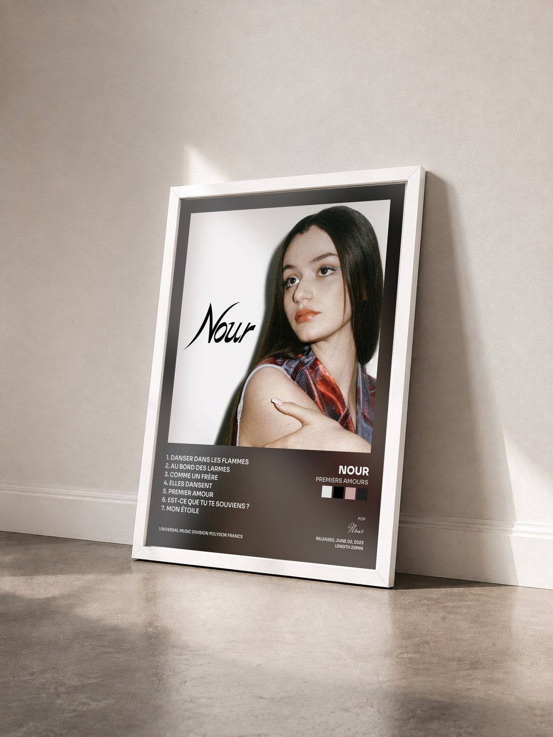 #blanc Tableau de l'album Premiers amours de Nour vu de trois quarts, cadre blanc