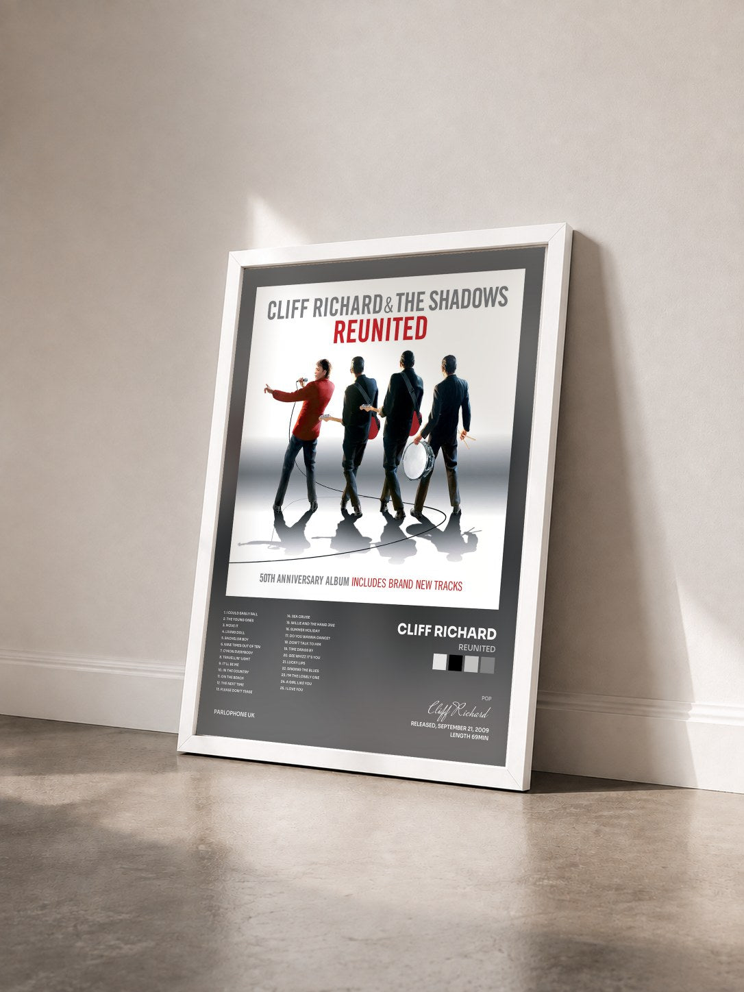 #blanc Tableau de l'album Reunited de Cliff Richard vu de trois quarts, cadre blanc