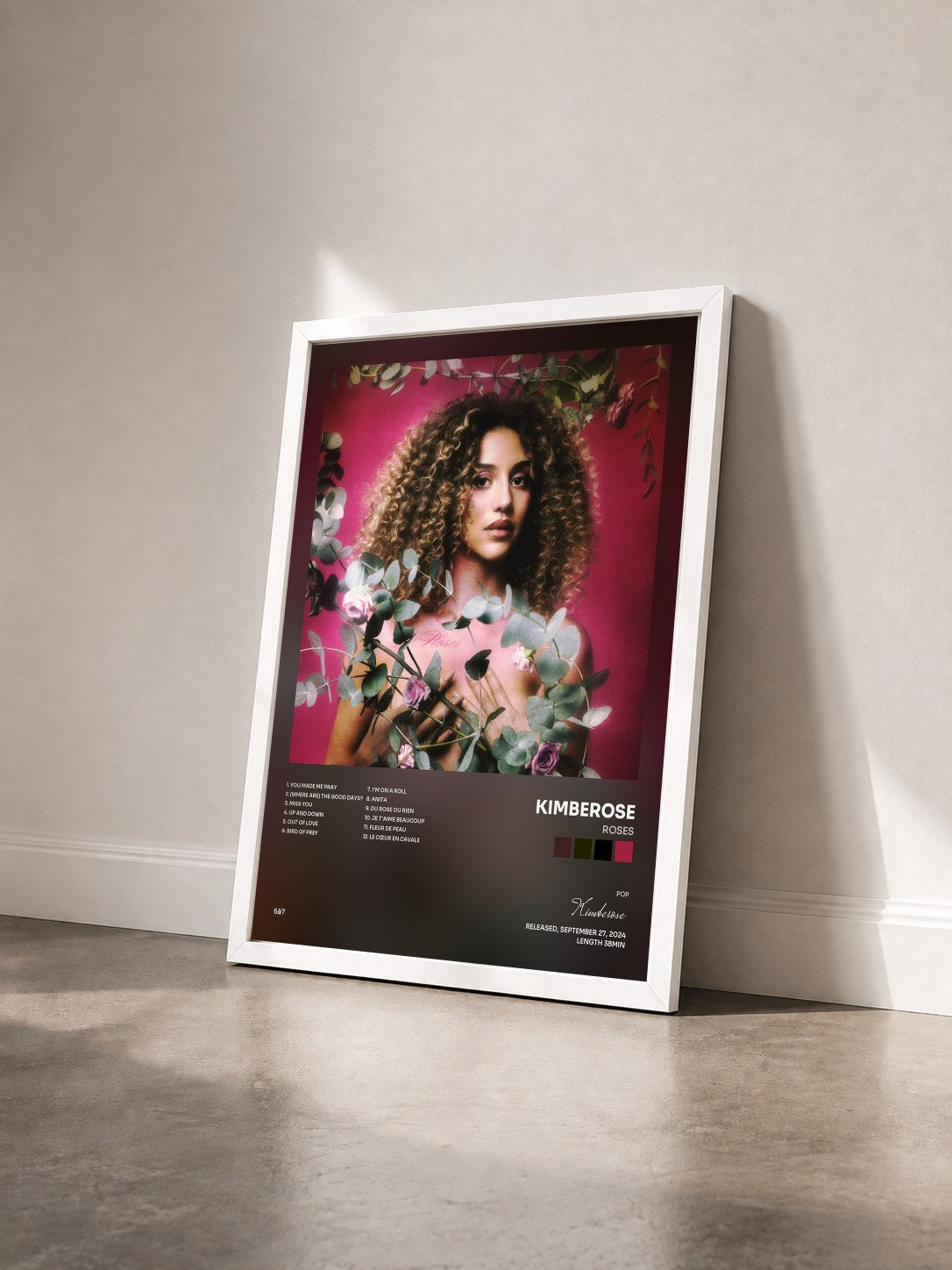 #blanc Tableau de l'album Roses de Kimberose vu de trois quarts, cadre blanc