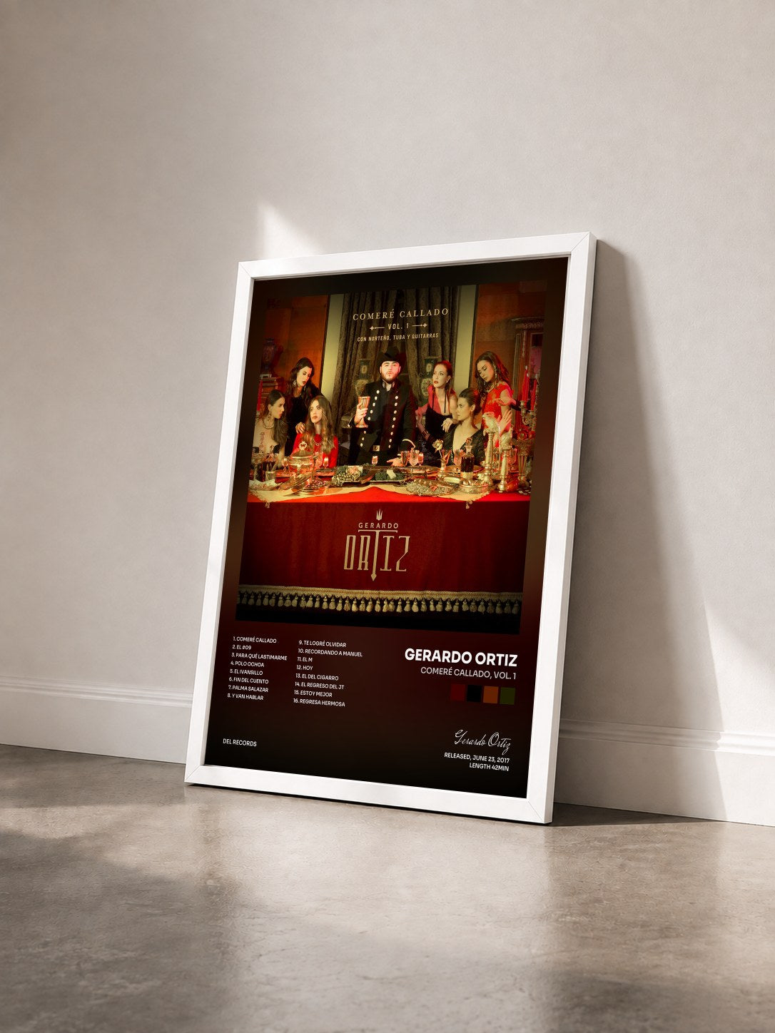 #blanc Tableau de l'album Comeré Callado, Vol. 1 de Gerardo Ortiz vu de trois quarts, cadre blanc
