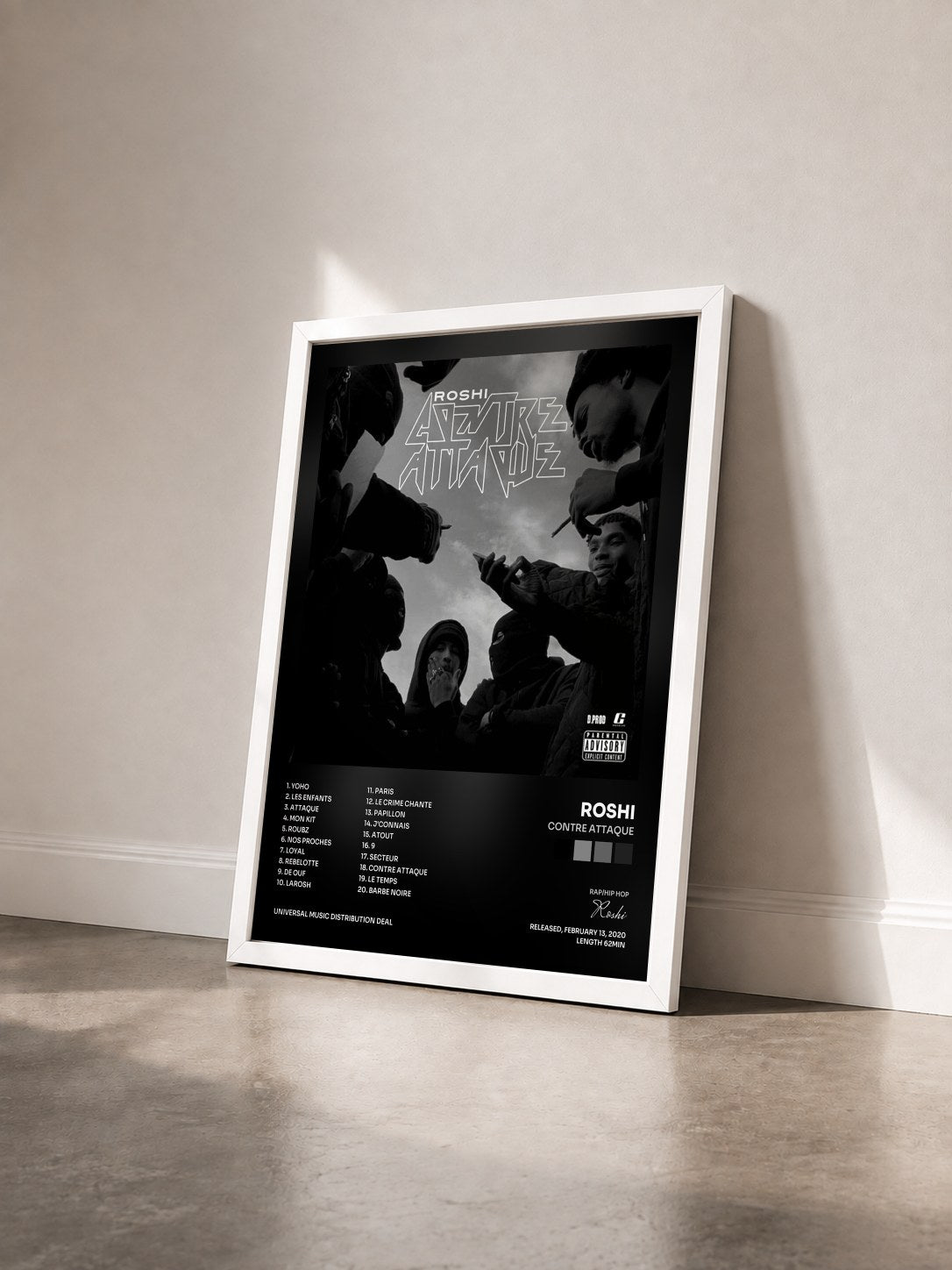 #blanc Tableau de l'album Contre Attaque de Roshi vu de trois quarts, cadre blanc