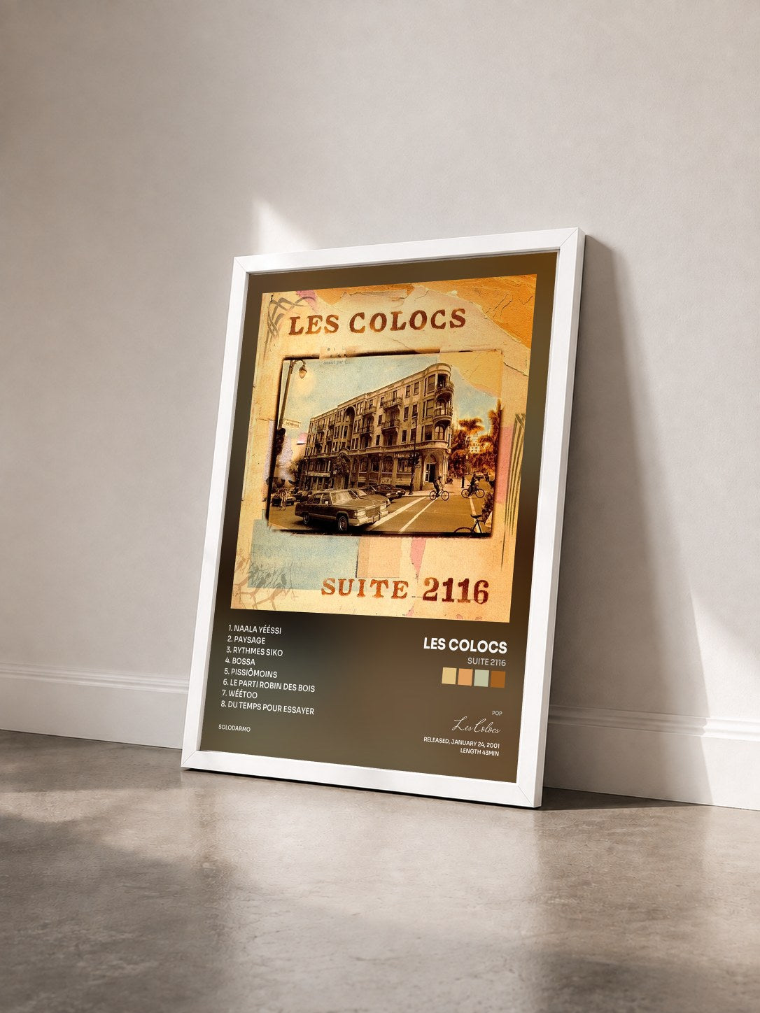 #blanc Tableau de l'album Suite 2116 de Les Colocs vu de trois quarts, cadre blanc