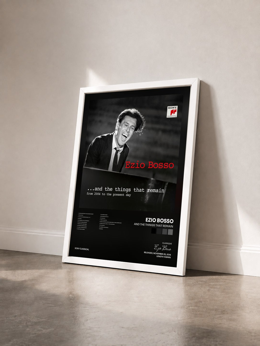 #blanc Tableau de l'album And the Things that Remain de Ezio Bosso vu de trois quarts, cadre blanc