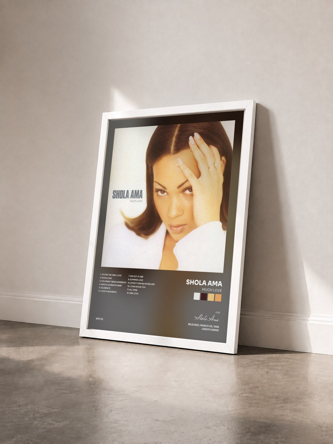 #blanc Tableau de l'album Much Love de Shola Ama vu de trois quarts, cadre blanc