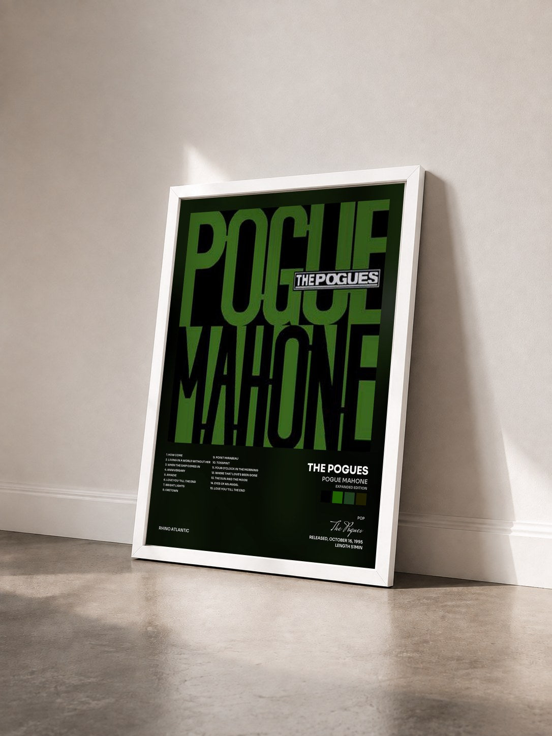 #blanc Tableau de l'album Pogue Mahone (Expanded Edition) de The Pogues vu de trois quarts, cadre blanc