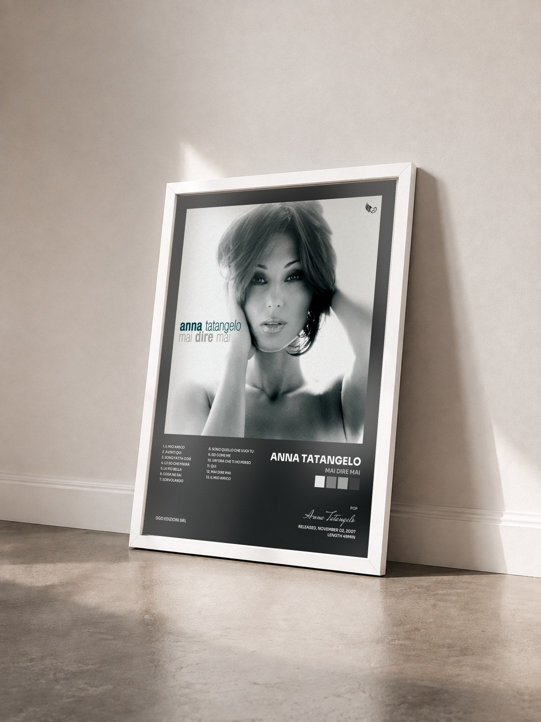 #blanc Tableau de l'album Mai dire mai de Anna Tatangelo vu de trois quarts, cadre blanc