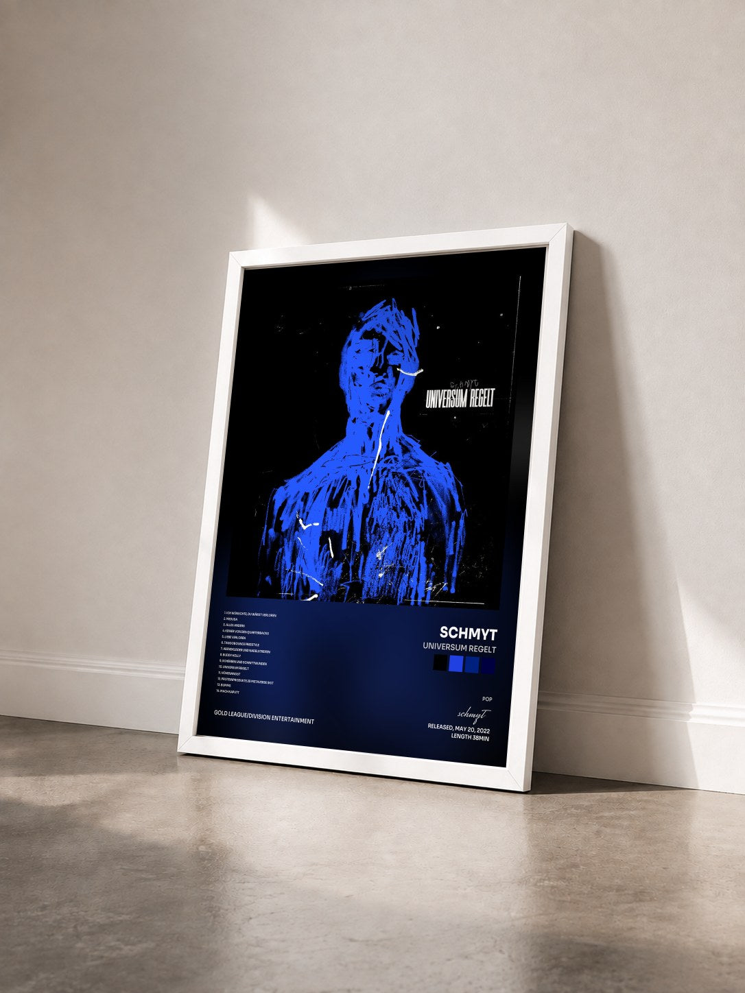#blanc Tableau de l'album Universum regelt de schmyt vu de trois quarts, cadre blanc