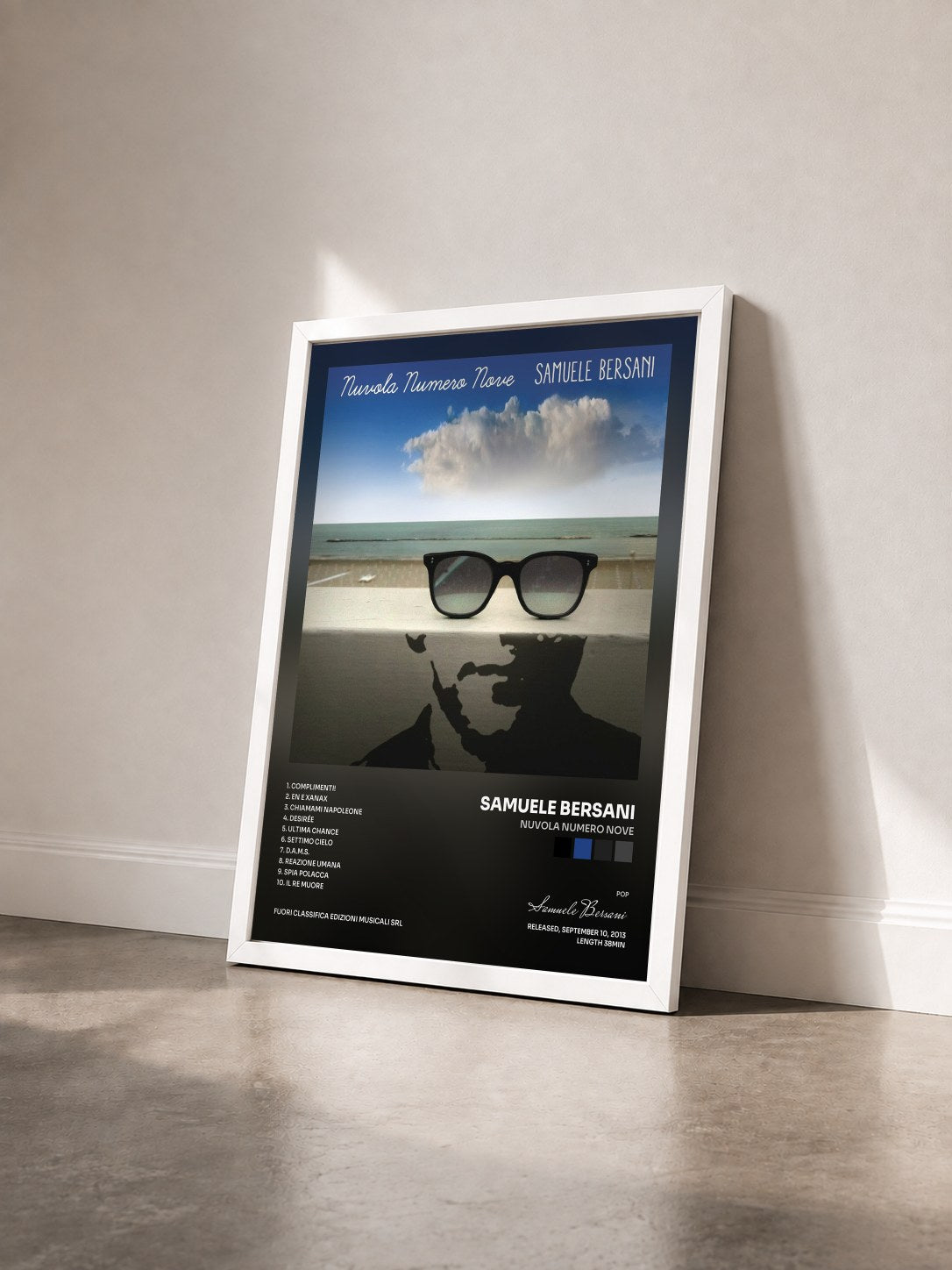 #blanc Tableau de l'album Nuvola Numero Nove de Samuele Bersani vu de trois quarts, cadre blanc