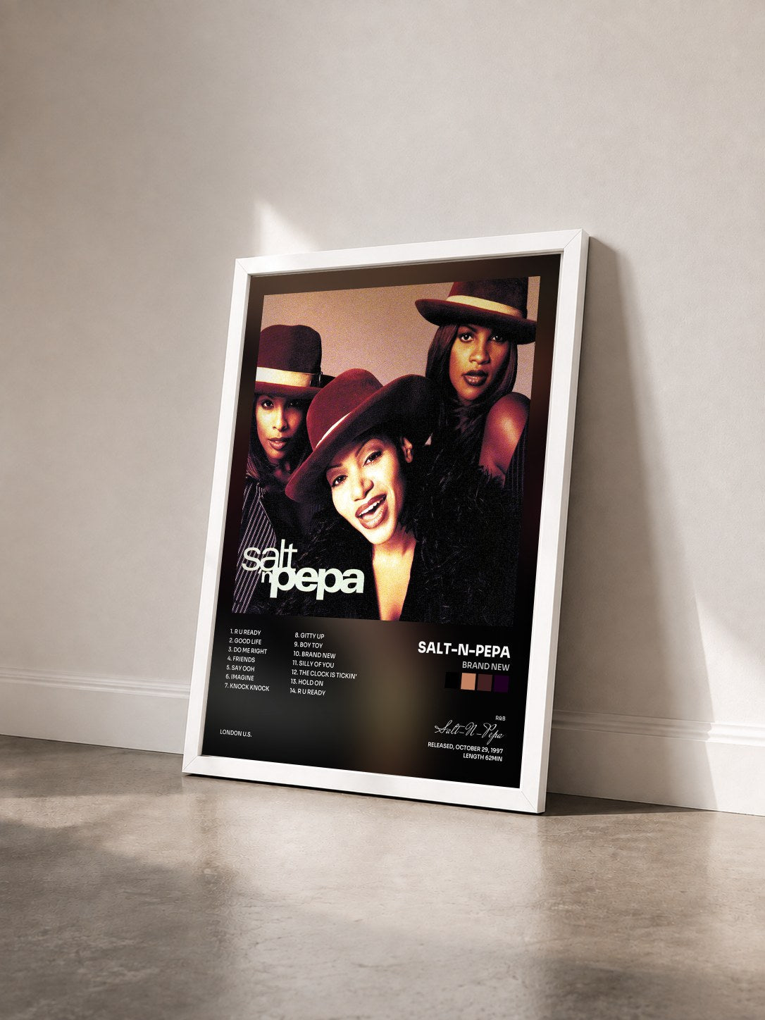 #blanc Tableau de l'album Brand New de Salt-N-Pepa vu de trois quarts, cadre blanc