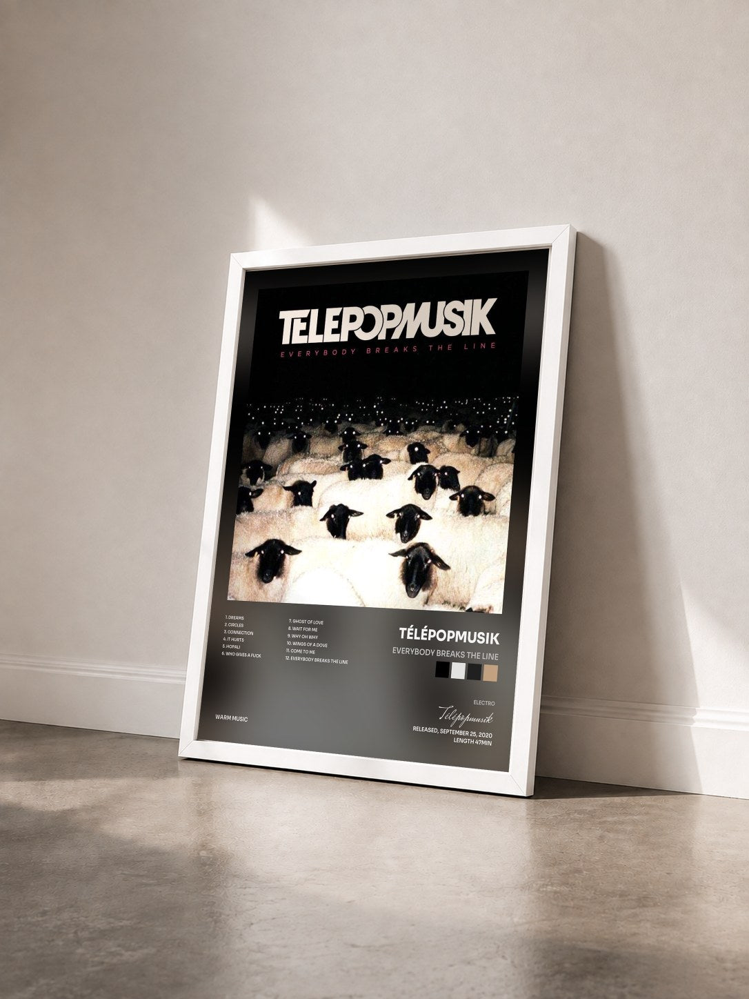 #blanc Tableau de l'album Everybody Breaks the Line de Télépopmusik vu de trois quarts, cadre blanc