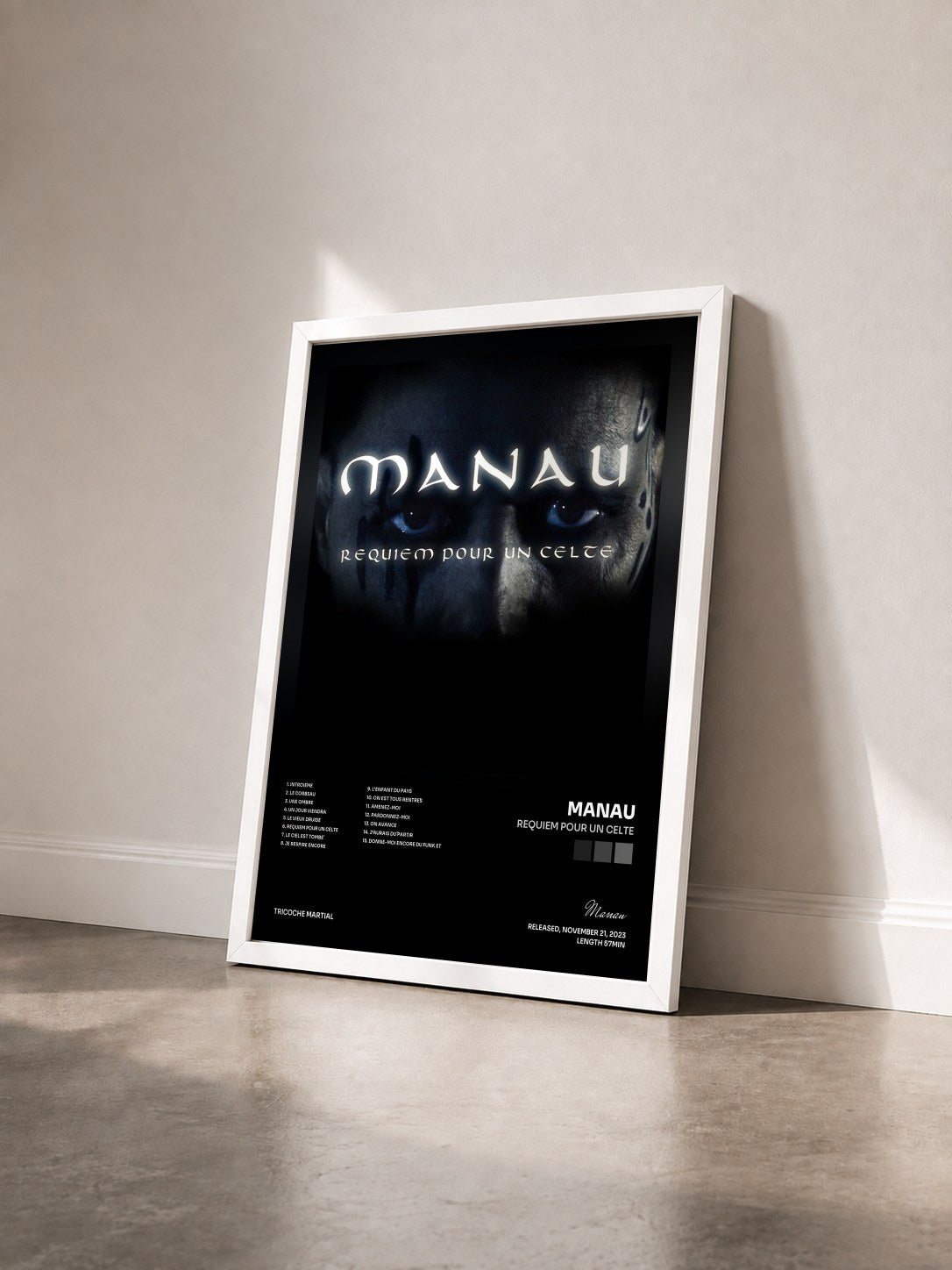#blanc Tableau de l'album Requiem pour un celte de Manau vu de trois quarts, cadre blanc