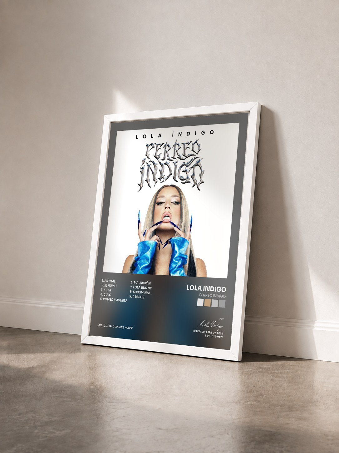 #blanc Tableau de l'album Perreo Indigo de Lola Indigo vu de trois quarts, cadre blanc