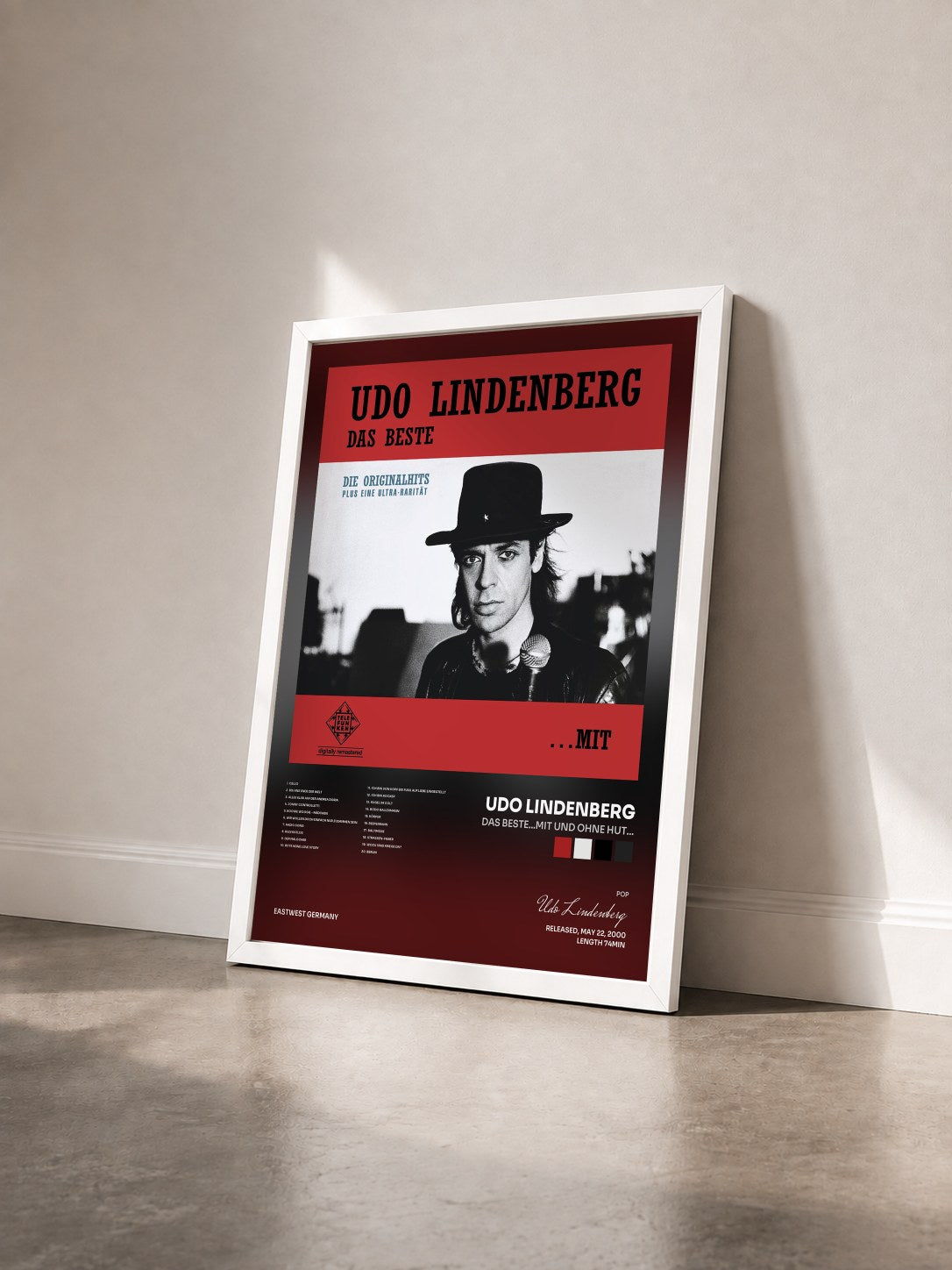 #blanc Tableau de l'album Das Beste...mit und ohne Hut... de Udo Lindenberg vu de trois quarts, cadre blanc