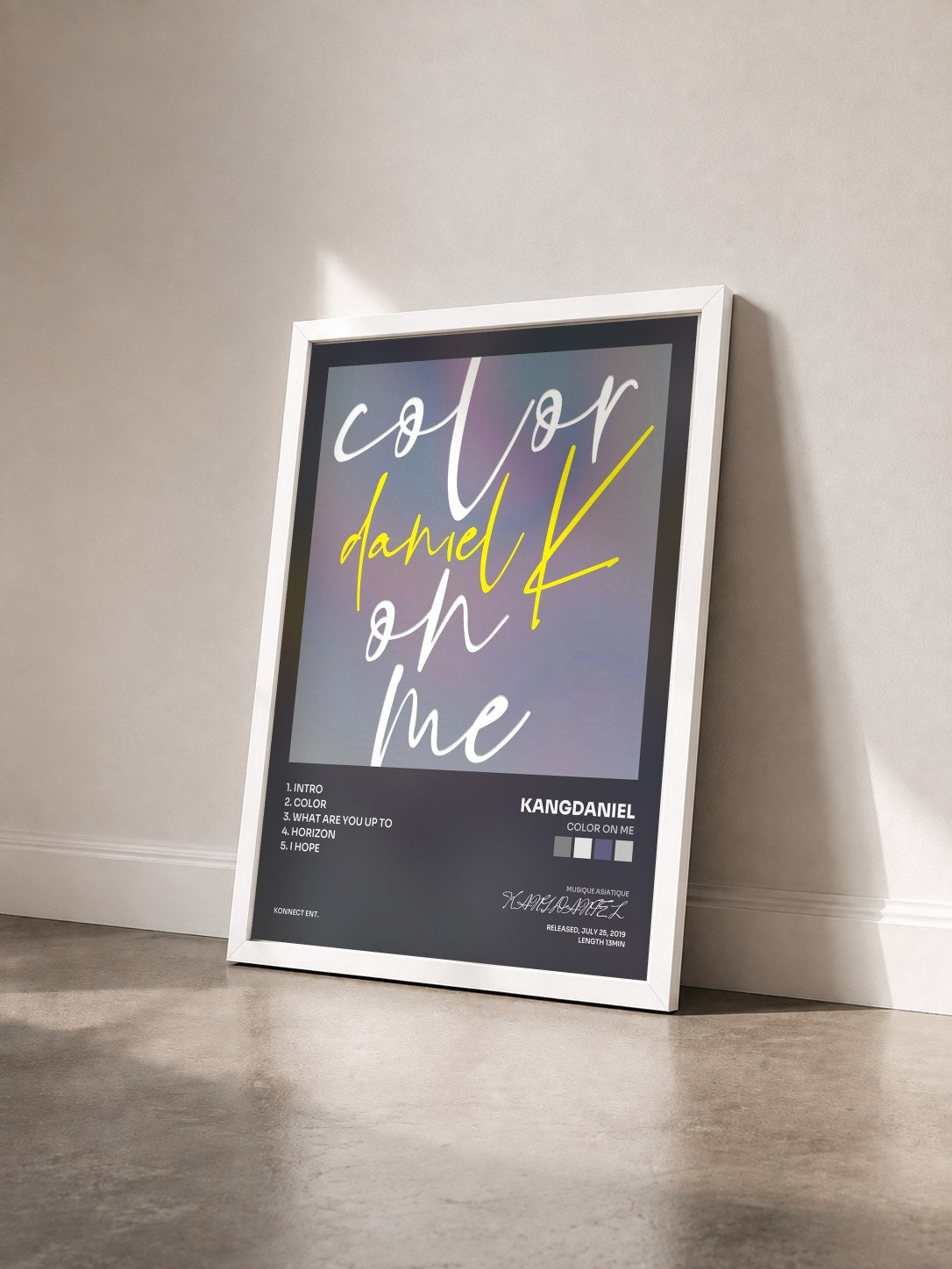 #blanc Tableau de l'album color on me de KANGDANIEL vu de trois quarts, cadre blanc