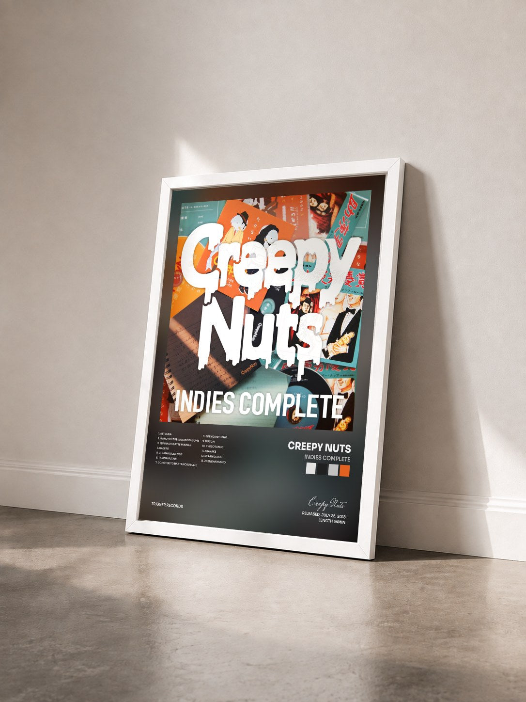 #blanc Tableau de l'album INDIES COMPLETE de Creepy Nuts vu de trois quarts, cadre blanc