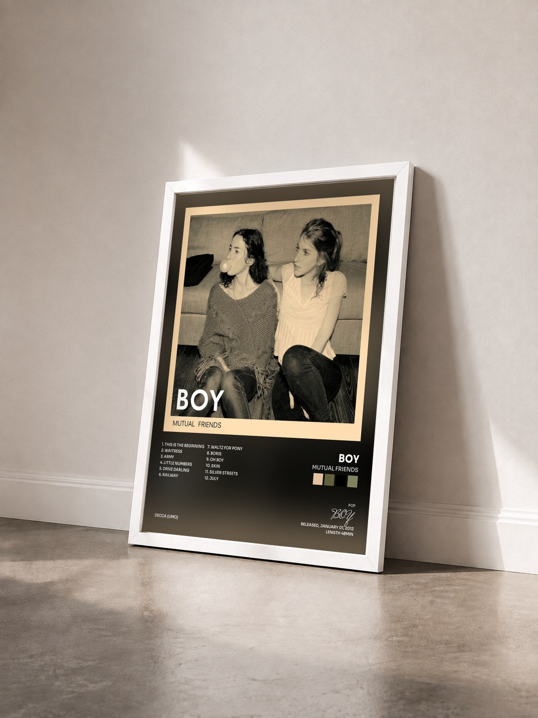 #blanc Tableau de l'album Mutual Friends de BOY vu de trois quarts, cadre blanc