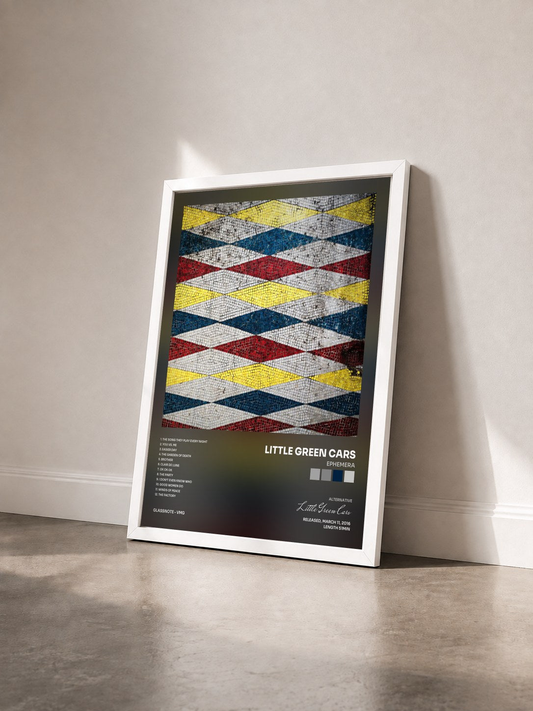#blanc Tableau de l'album Ephemera de Little Green Cars vu de trois quarts, cadre blanc