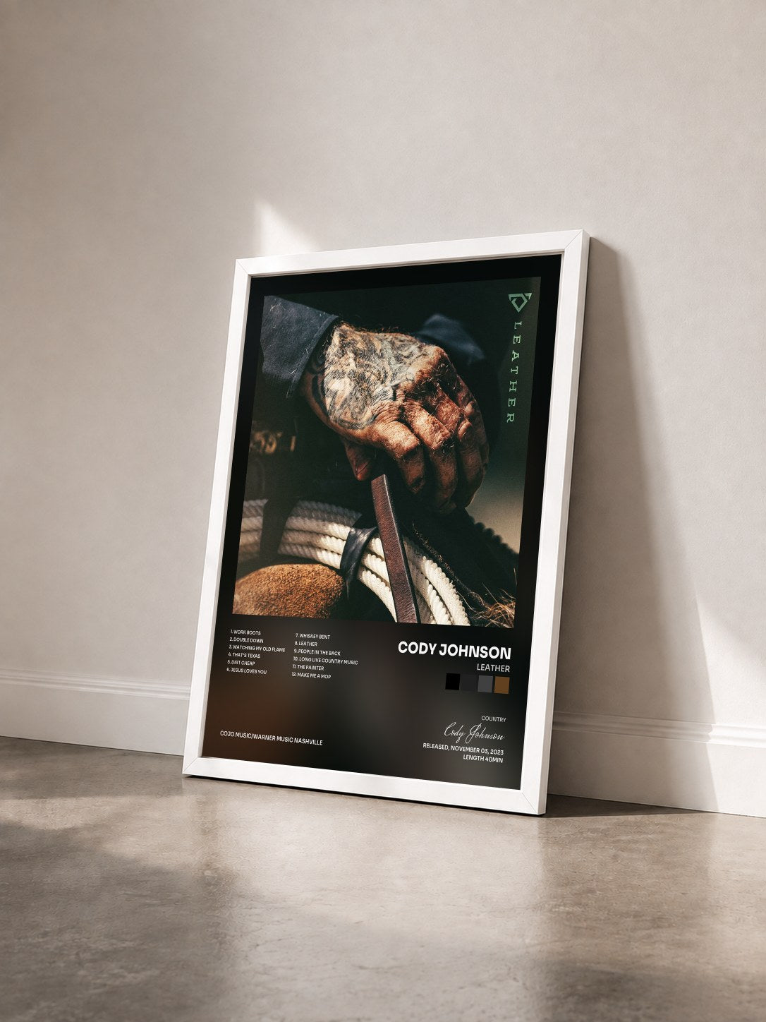 #blanc Tableau de l'album Leather de Cody Johnson vu de trois quarts, cadre blanc