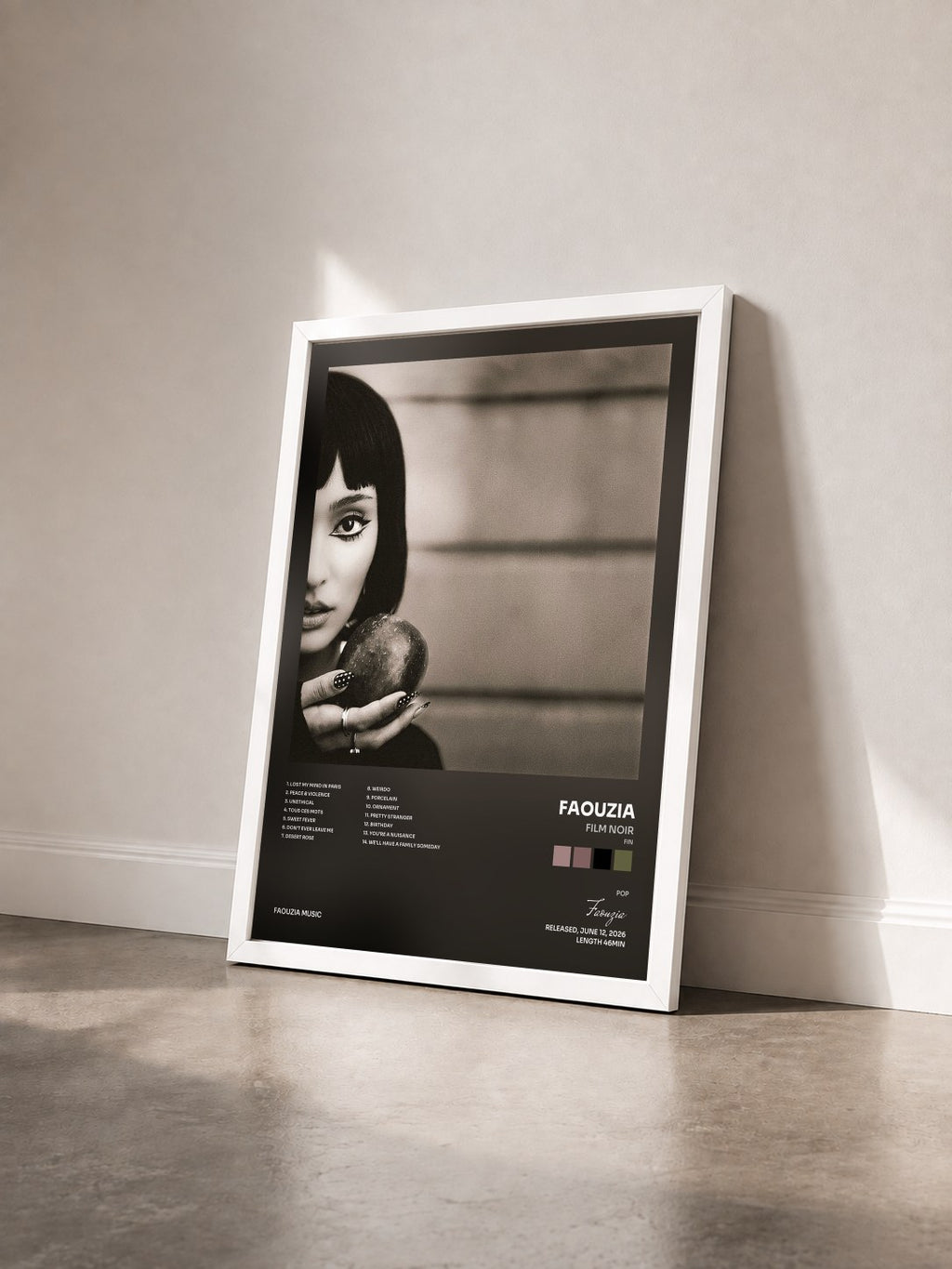 #blanc Tableau de l'album FILM NOIR (fin) de Faouzia vu de trois quarts, cadre blanc