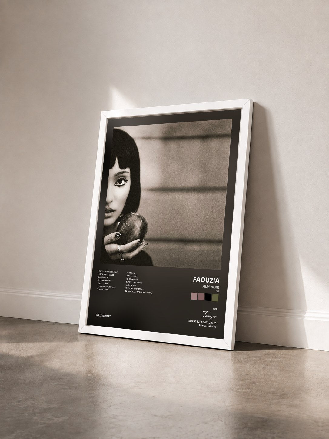 #blanc Tableau de l'album FILM NOIR (fin) de Faouzia vu de trois quarts, cadre blanc