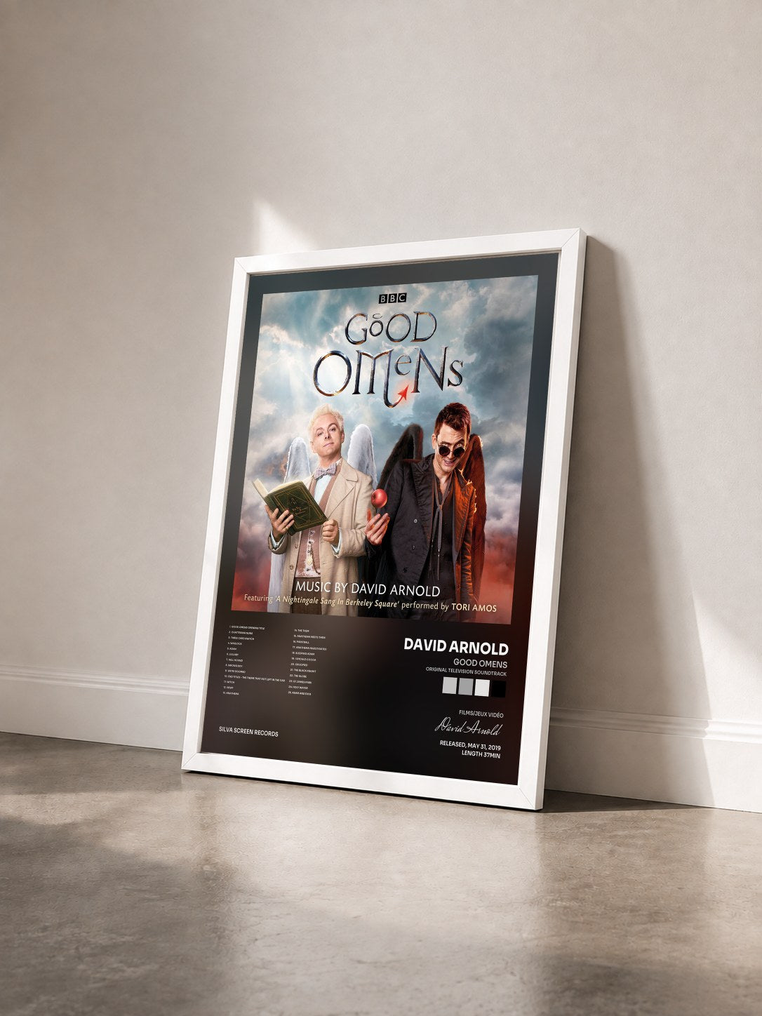 #blanc Tableau de l'album Good Omens (Original Television Soundtrack) de David Arnold vu de trois quarts, cadre blanc