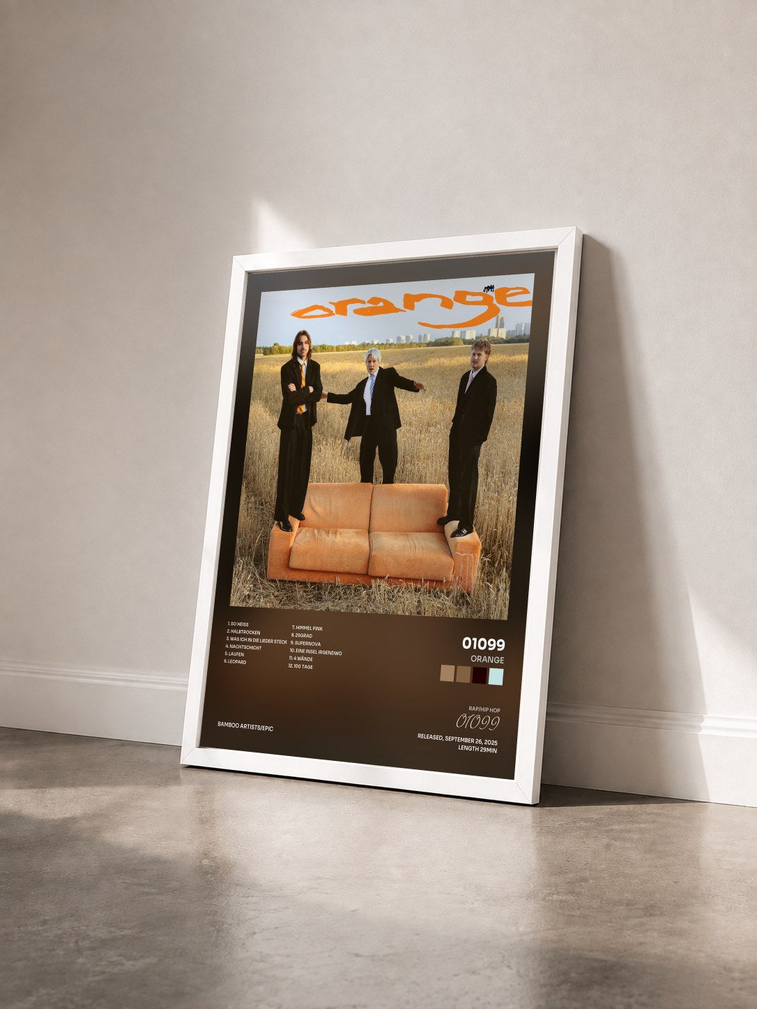 #blanc Tableau de l'album orange de 01099 vu de trois quarts, cadre blanc