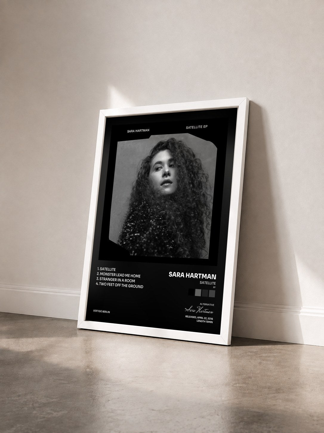 #blanc Tableau de l'album Satellite (EP) de Sara Hartman vu de trois quarts, cadre blanc