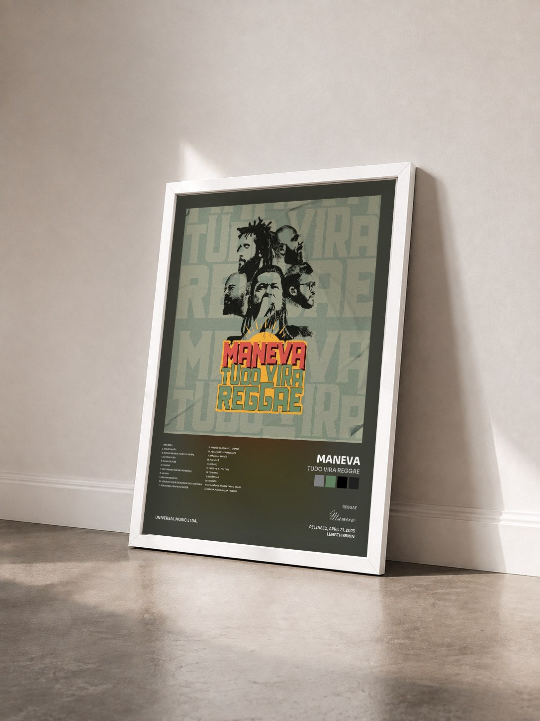 #blanc Tableau de l'album Tudo Vira Reggae de Maneva vu de trois quarts, cadre blanc