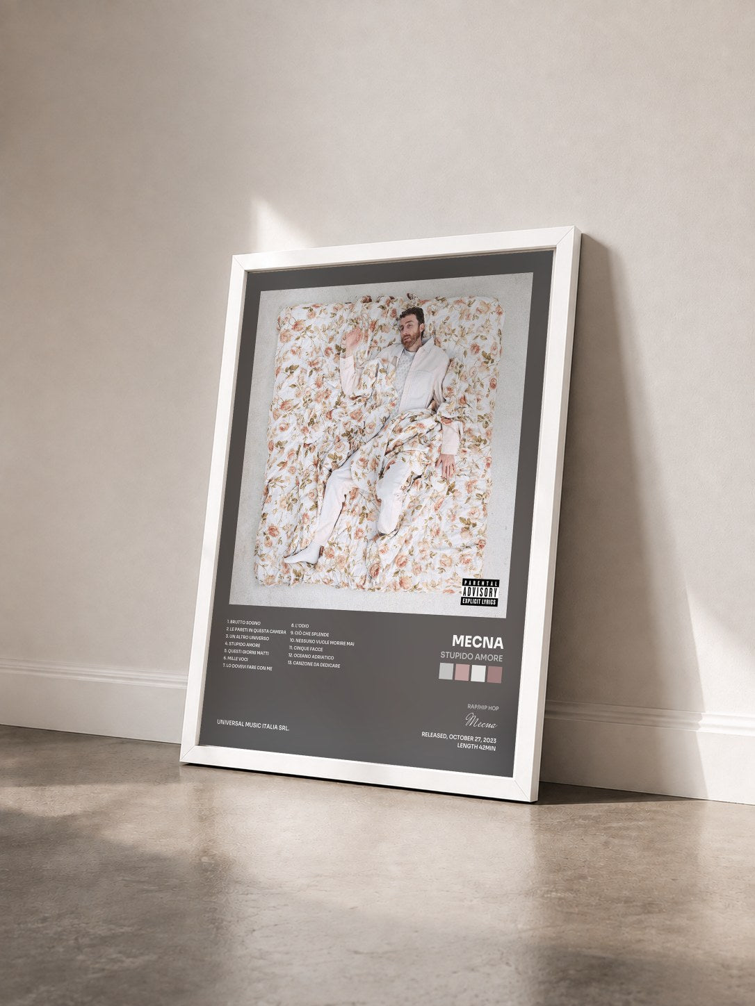 #blanc Tableau de l'album Stupido Amore de Mecna vu de trois quarts, cadre blanc