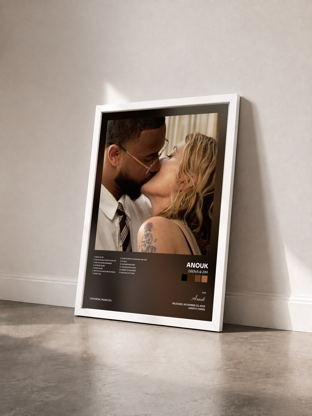 #blanc Tableau de l'album Deena & Jim de Anouk vu de trois quarts, cadre blanc