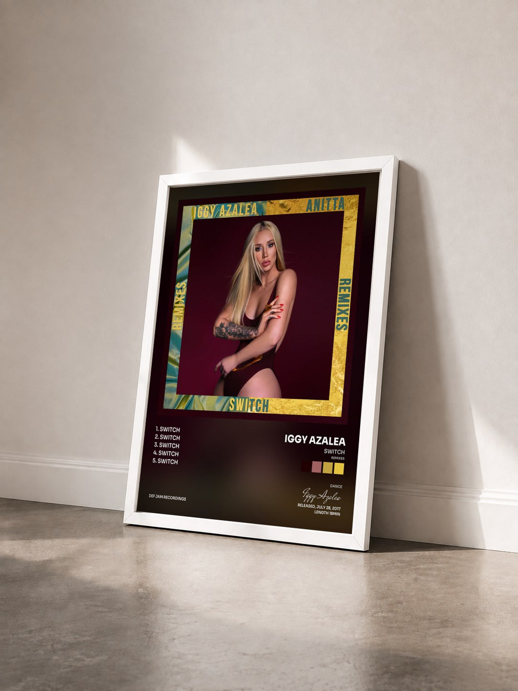 #blanc Tableau de l'album Switch (Remixes) de Iggy Azalea vu de trois quarts, cadre blanc