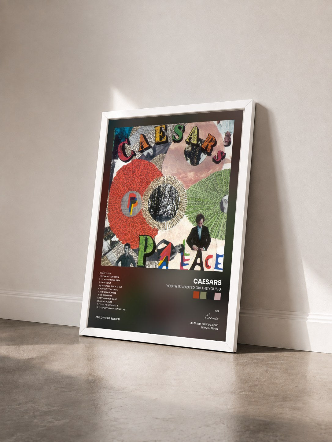 #blanc Tableau de l'album Youth Is Wasted on the Young de Caesars vu de trois quarts, cadre blanc