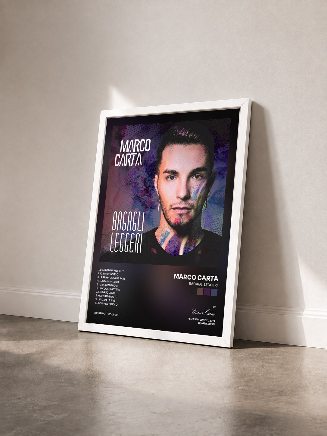 #blanc Tableau de l'album Bagagli Leggeri de Marco Carta vu de trois quarts, cadre blanc