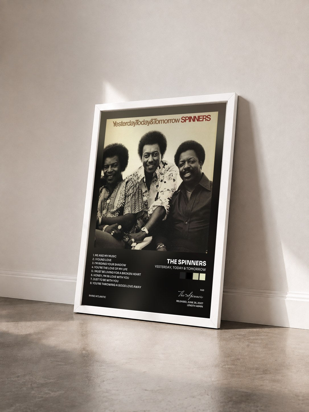 #blanc Tableau de l'album Yesterday, Today & Tomorrow de The Spinners vu de trois quarts, cadre blanc