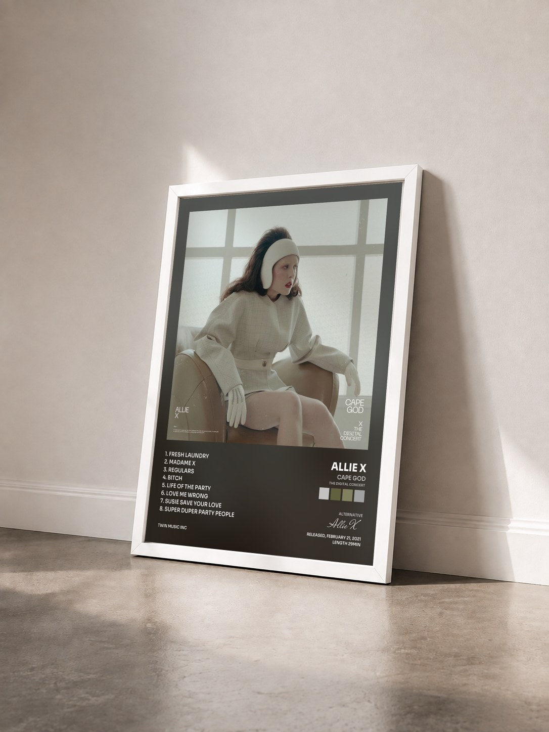 #blanc Tableau de l'album Cape God (The Digital Concert) de Allie X vu de trois quarts, cadre blanc