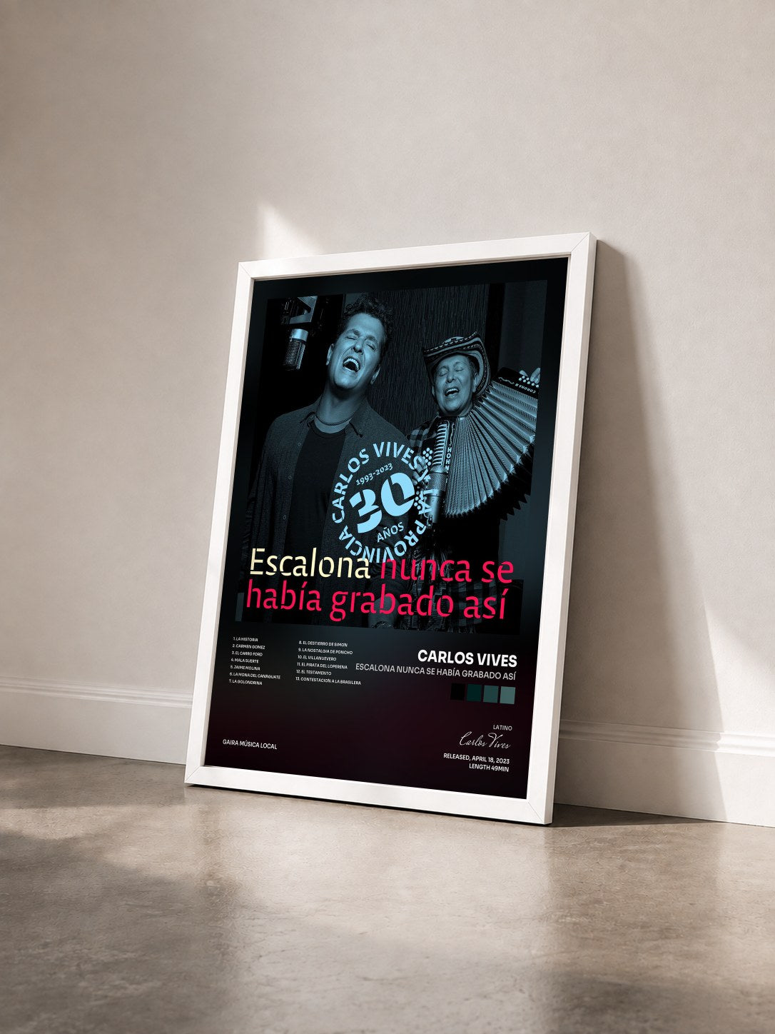 #blanc Tableau de l'album Escalona Nunca Se Había Grabado Así de Carlos Vives vu de trois quarts, cadre blanc
