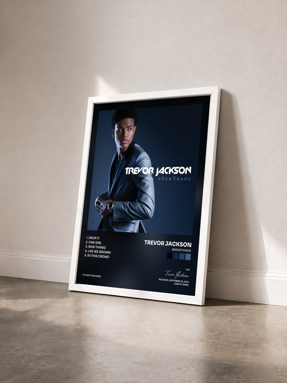 #blanc Tableau de l'album #NewThang de Trevor Jackson vu de trois quarts, cadre blanc