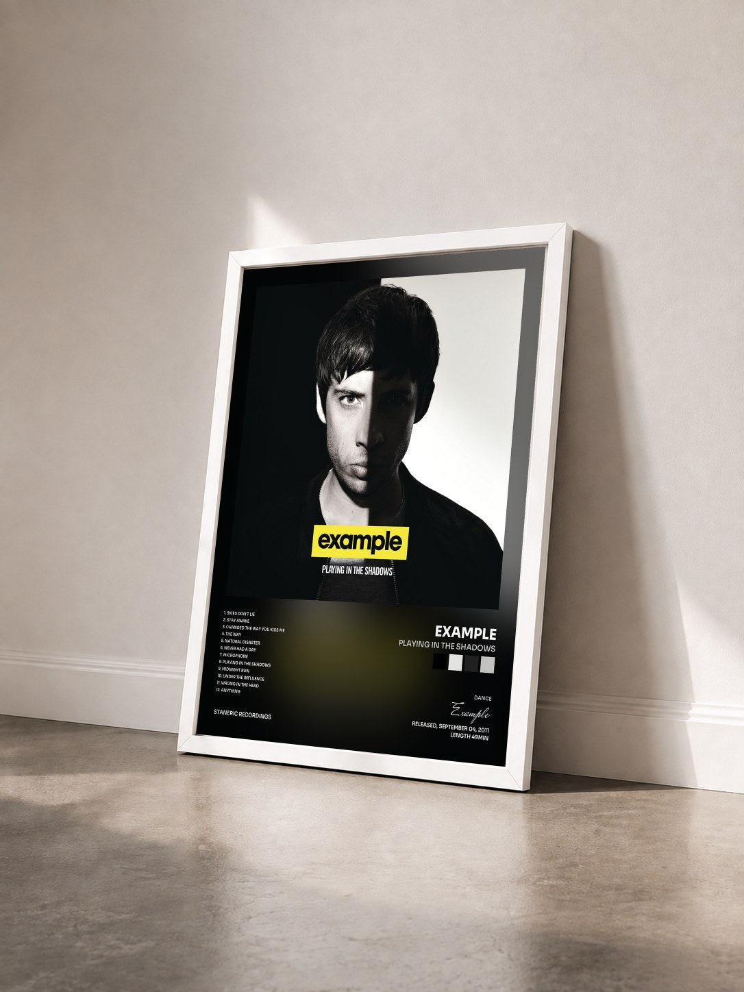 #blanc Tableau de l'album Playing In The Shadows de Example vu de trois quarts, cadre blanc