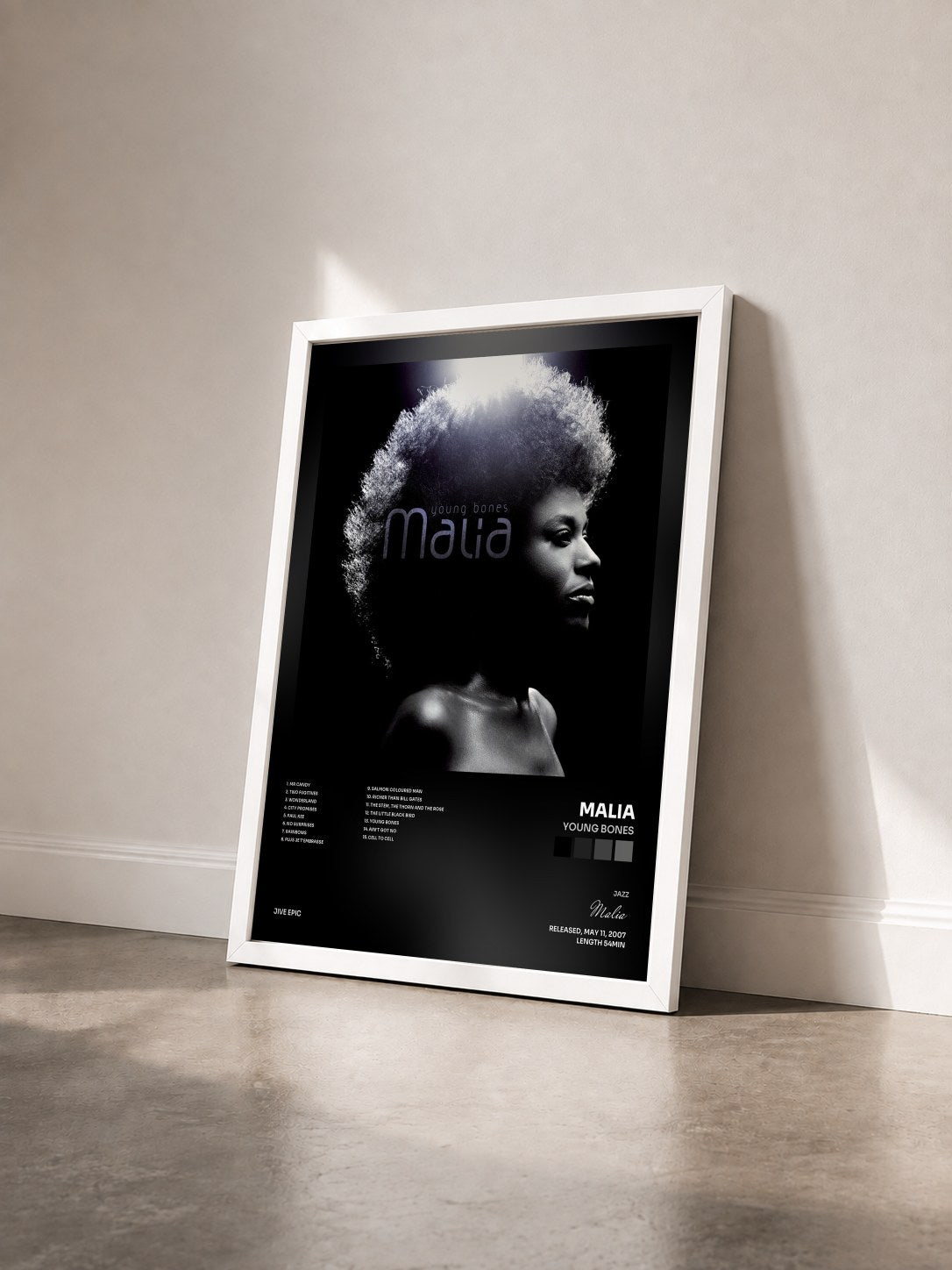 #blanc Tableau de l'album Young Bones de Malia vu de trois quarts, cadre blanc