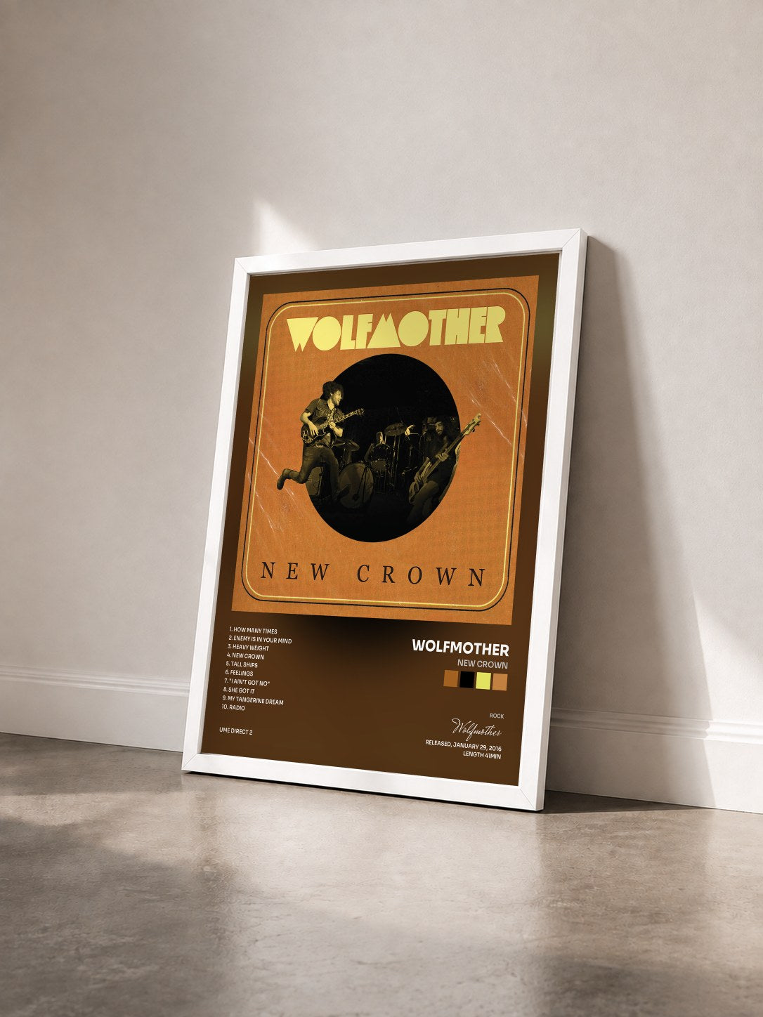 #blanc Tableau de l'album New Crown de Wolfmother vu de trois quarts, cadre blanc