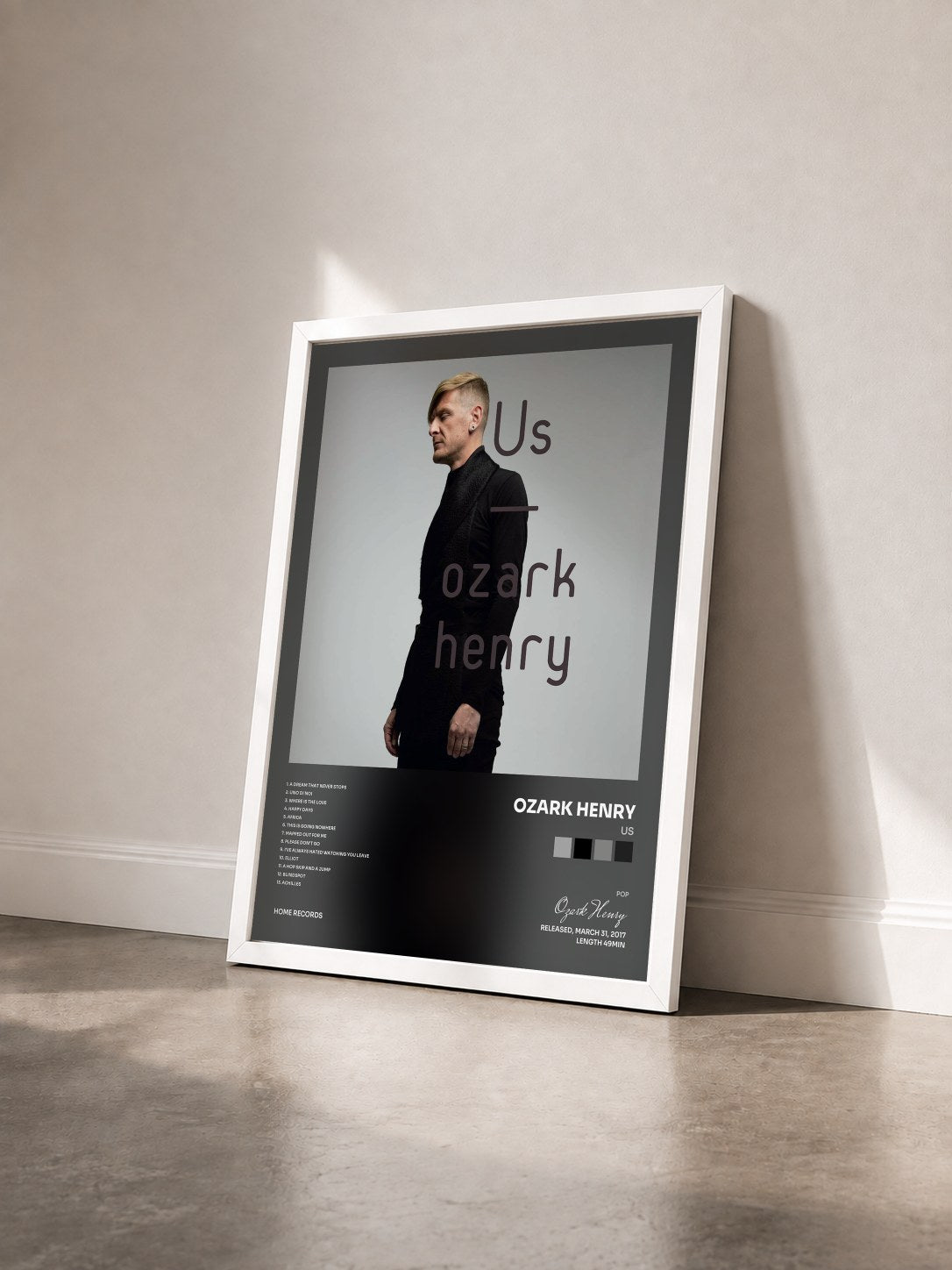 #blanc Tableau de l'album Us de Ozark Henry vu de trois quarts, cadre blanc