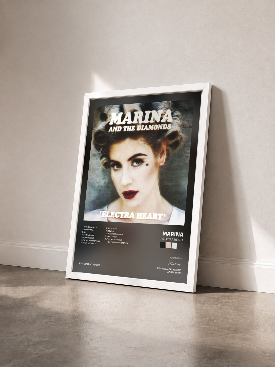 #blanc Tableau de l'album Electra Heart de Marina vu de trois quarts, cadre blanc