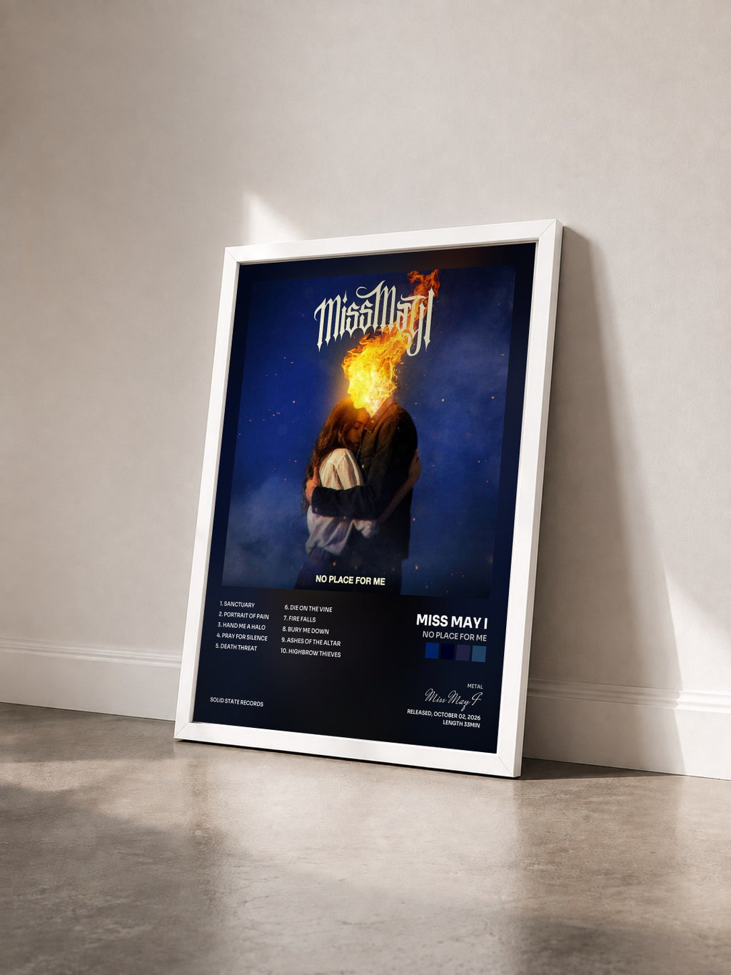 #blanc Tableau de l'album No Place For Me de Miss May I vu de trois quarts, cadre blanc
